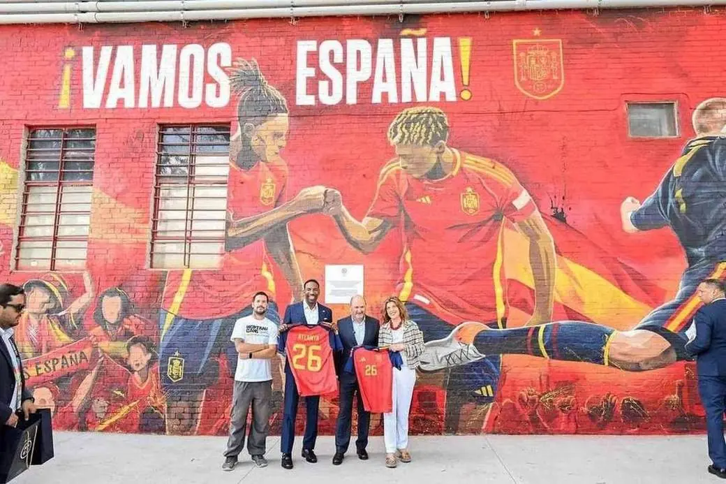 Mayor Dickens and Spanish federation partners at the ¡Vamos España! mural exchanging Atlanta 26 jerseys